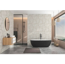 Moderní koupelna s volně stojící černou vanou, závěsnou dřevěnou skříňkou, kulatým zrcadlem, sprchou, mramorovanými stěnami a podlahou ve vzhledu betonu.