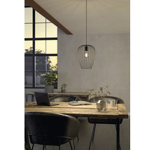 Scéna s kovovým závěsným svítidlem nad dřevěným stolem ve světlé místnosti