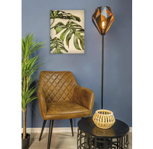 Obývací pokoj scéna s křeslem, stojací lampou, stolem a nástěnnou malbou