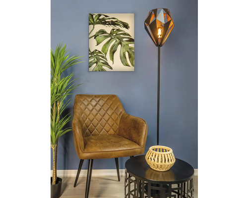 Obývací pokoj scéna s křeslem, stojací lampou, stolem a nástěnnou malbou