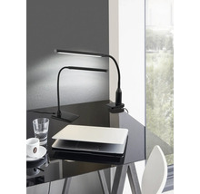 Dvě černé LED stolní lampy na lesklém stole s notebookem, sklenicí vody a šálkem kávy.