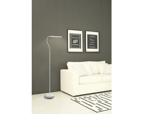 Stojací lampa v obývacím pokoji s pohovkou a obrazy