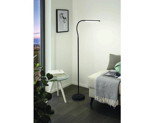 Moderní čtecí koutek se stojací lampou, odkládacím stolkem a pohovkou