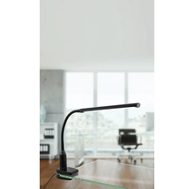 Stolní lampa se svorkou na stole v kanceláři