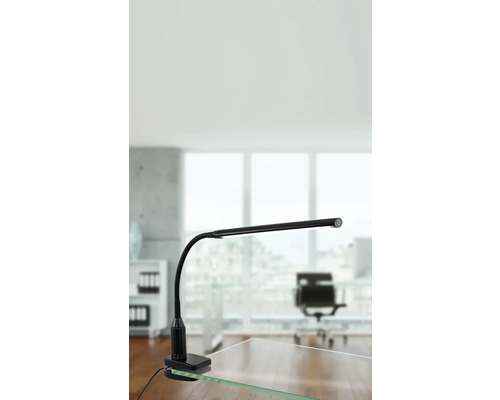 Stolní lampa se svorkou na stole v kanceláři