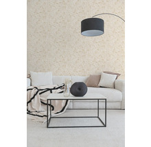 Moderní obývací pokoj s tapetou s lineárním uměleckým designem obličejů, bílou pohovkou a minimalistickým konferenčním stolkem.