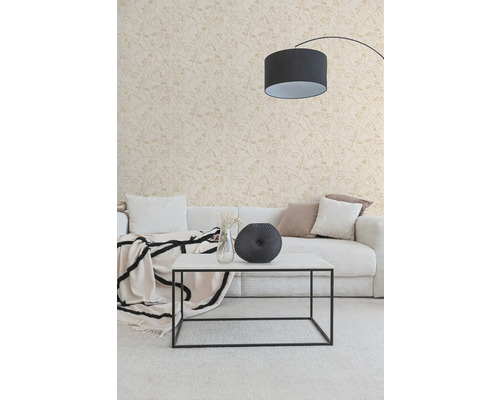 Moderní obývací pokoj s tapetou s lineárním uměleckým designem obličejů, bílou pohovkou a minimalistickým konferenčním stolkem.