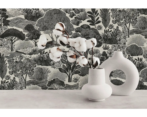Vliesová tapeta s detailním vzorem krajiny v černé a bílé barvě, v kombinaci s moderními bílými vázami a bavlníkovými větvemi.