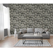 Moderní obývací pokoj s tapetou se vzorem stromů, šedou pohovkou, konferenčním stolkem a vzorovaným kobercem na světlé dřevěné podlaze.