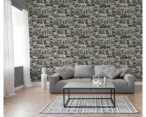 Moderní obývací pokoj s tapetou se vzorem stromů, šedou pohovkou, konferenčním stolkem a vzorovaným kobercem na světlé dřevěné podlaze.