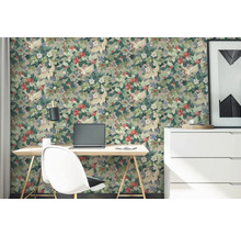 Světlé domácí pracoviště s vliesovou tapetou se vzorem květin a jeřábů, dřevěným psacím stolem a bílou komodou.