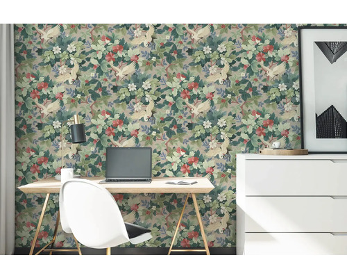 Světlé domácí pracoviště s vliesovou tapetou se vzorem květin a jeřábů, dřevěným psacím stolem a bílou komodou.