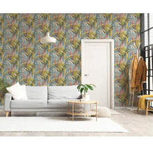 Moderní obývací pokoj s tapetou s tropickým vzorem listů, světle šedou pohovkou, bílými dveřmi, dřevěným stolkem a bílým kobercem na podlaze.