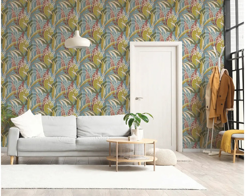 Moderní obývací pokoj s tapetou s tropickým vzorem listů, světle šedou pohovkou, bílými dveřmi, dřevěným stolkem a bílým kobercem na podlaze.