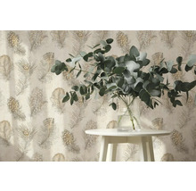 Vliesová tapeta se vzorem pavích per za bílým stolem s eukalyptovými větvemi ve skleněné váze.