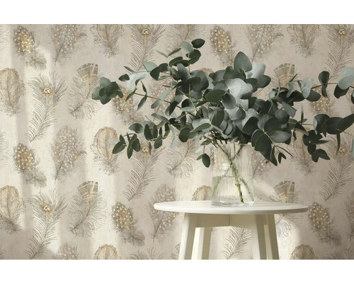 Vliesová tapeta se vzorem pavích per za bílým stolem s eukalyptovými větvemi ve skleněné váze.