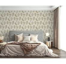 Světlý interiér ložnice s vliesovou tapetou se vzorem peří, šedou čalouněnou postelí, dekorativními polštáři a moderním stolkem.