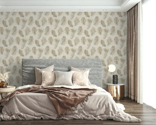 Světlý interiér ložnice s vliesovou tapetou se vzorem peří, šedou čalouněnou postelí, dekorativními polštáři a moderním stolkem.