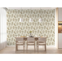 Světlý jídelní kout s vliesovou tapetou s motivem peří, dřevěným jídelním stolem se židlemi a třemi moderními závěsnými svítidly.