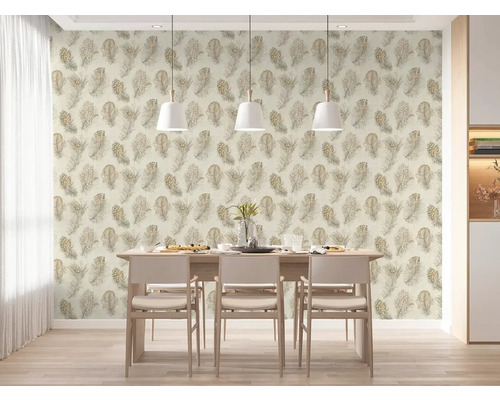 Světlý jídelní kout s vliesovou tapetou s motivem peří, dřevěným jídelním stolem se židlemi a třemi moderními závěsnými svítidly.