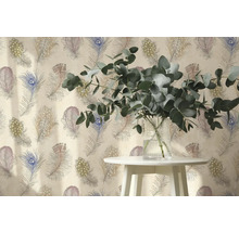 Vliesová tapeta se vzorem pavích per, před ní odkládací stolek s eukalyptovými větvemi ve skleněné váze.