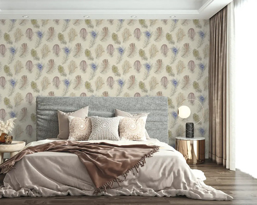 Ložnice s tapetou se vzorem peří, šedou čalouněnou postelí a závěsy.