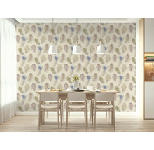 Světlý jídelní pokoj s vliesovou tapetou se vzorem peří, dřevěným stolem, třemi židlemi a závěsnými svítidly.