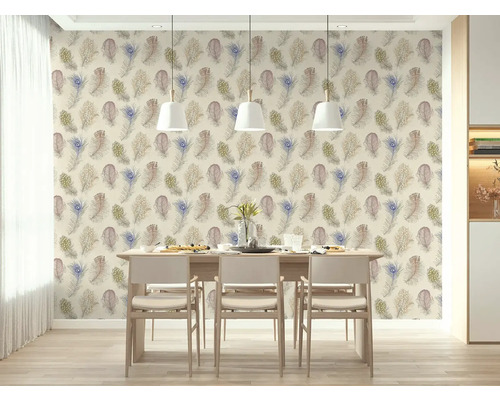 Světlý jídelní pokoj s vliesovou tapetou se vzorem peří, dřevěným stolem, třemi židlemi a závěsnými svítidly.