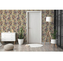 Pokoj s vliesovou tapetou s botanickým vzorem listů, bílou komodou, bílými dveřmi a pokojovými rostlinami na dřevěné podlaze.