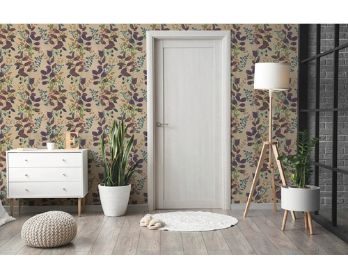 Pokoj s vliesovou tapetou s botanickým vzorem listů, bílou komodou, bílými dveřmi a pokojovými rostlinami na dřevěné podlaze.