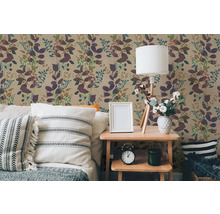 Vliesová tapeta s rostlinným motivem listů v ložnici se světlým dřevěným nočním stolkem a polštáři.