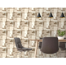 Moderní jídelna s vliesovou tapetou s architektonickým vzorem, dřevěným stolem, šedými židlemi a černými kuželovými závěsnými svítidly.