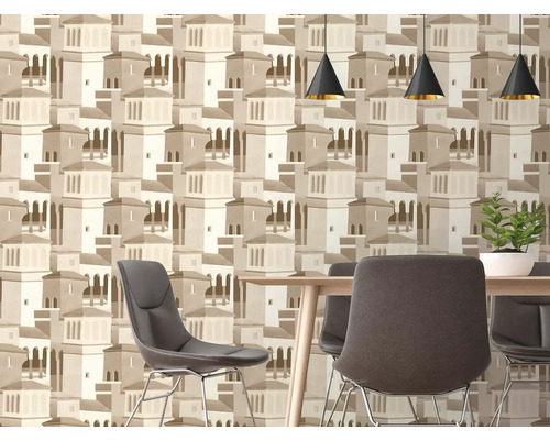 Moderní jídelna s vliesovou tapetou s architektonickým vzorem, dřevěným stolem, šedými židlemi a černými kuželovými závěsnými svítidly.