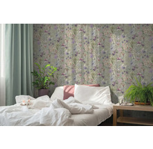 Ložnice s vliesovou tapetou s květinovým vzorem, bílou postelí s kočkou, pokojovými rostlinami a světlým závěsem.