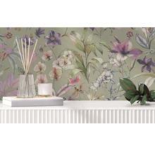 Vliesová tapeta s květinovým akvarelovým vzorem květin, listů a motýlů za světlou komodou s dekoracemi.
