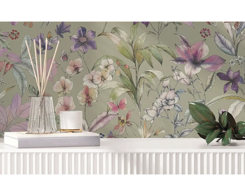 Vliesová tapeta s květinovým akvarelovým vzorem květin, listů a motýlů za světlou komodou s dekoracemi.