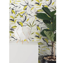 Moderní vliesová tapeta se žlutým a černým vzorem listů ve stylu skici za bílou lampou a pokojovou rostlinou.