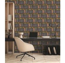 Tapeta se starožitným vzorem knihovny ve světlé, moderní pracovně s tmavým stolem a dřevěnou podlahou.