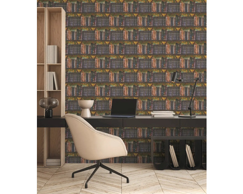 Tapeta se starožitným vzorem knihovny ve světlé, moderní pracovně s tmavým stolem a dřevěnou podlahou.