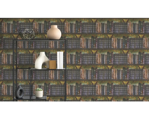 Vliesová tapeta s motivem knihovny a starožitných knih, před ní kovový regál s různými dekorativními předměty.