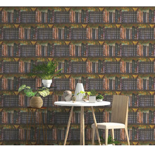 Vliesová tapeta s motivem knihovny v moderně zařízeném pokoji s bílým stolem, dřevěnou židlí a pokojovými rostlinami.