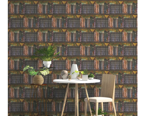 Vliesová tapeta s motivem knihovny v moderně zařízeném pokoji s bílým stolem, dřevěnou židlí a pokojovými rostlinami.