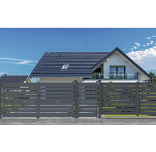 Moderní pohled na dům s šedým plotem