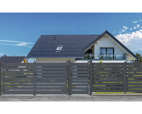 Moderní pohled na dům s šedým plotem