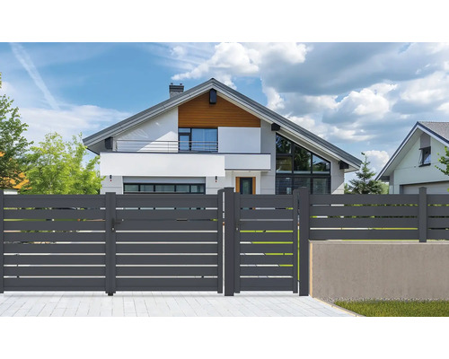 Moderní dům s vodorovným lamelovým plotem a zahradní brankou