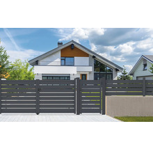 Moderní dům s vodorovným lamelovým plotem a zahradní brankou