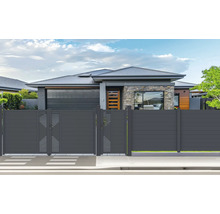 Dům s vjezdovou bránou a plotem