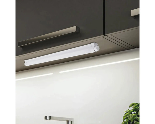 Kuchyňská scéna s podhledovým světlem pro osvětlení pracovní plochy