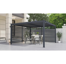 Pergola s lamelovými stěnami a zahradním nábytkem na terase