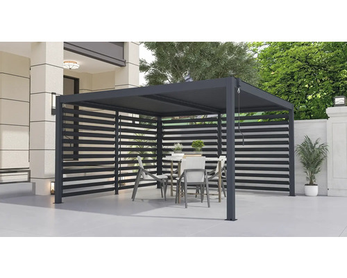 Pergola s lamelovými stěnami a zahradním nábytkem na terase